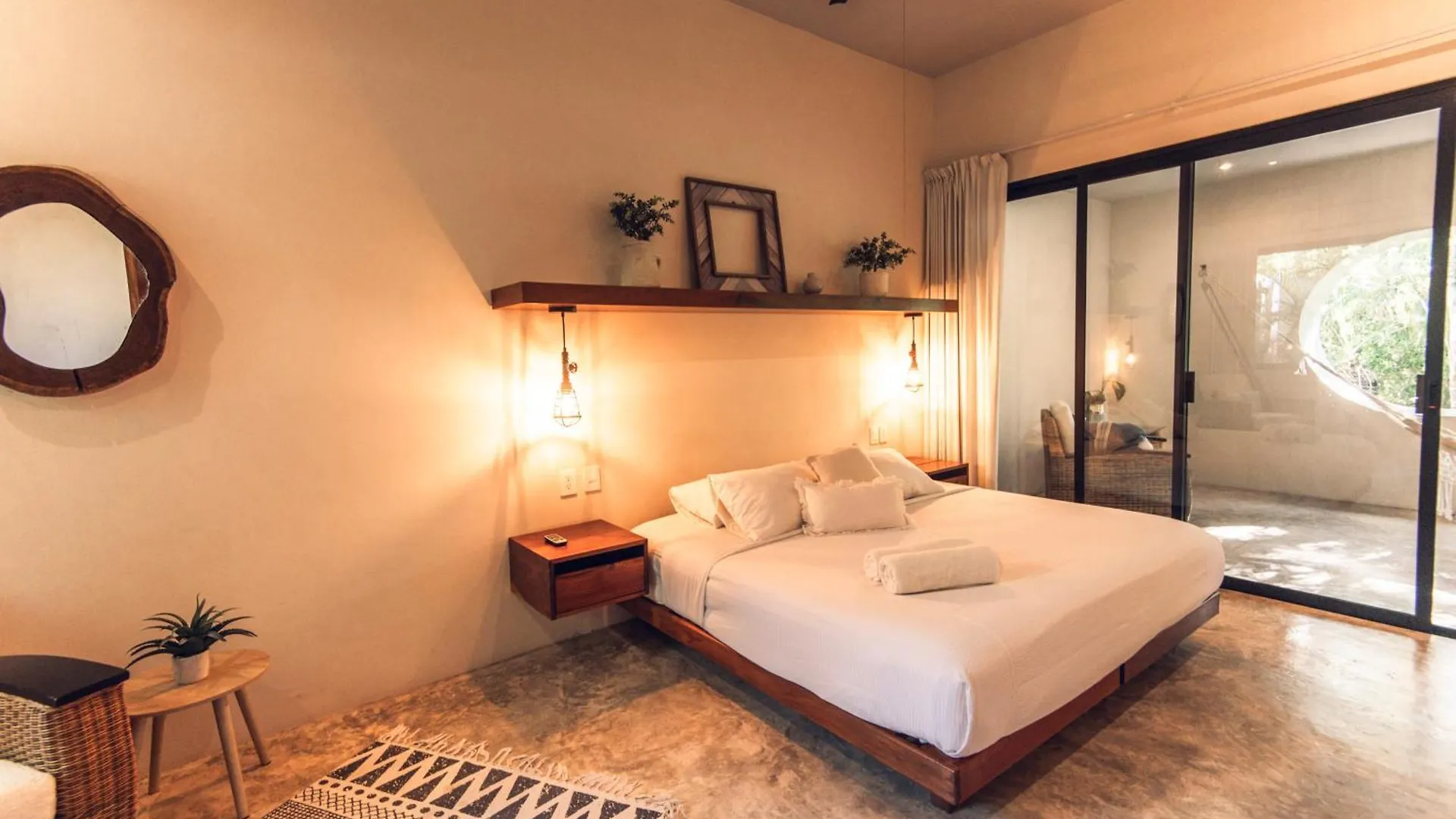 Nomad Humans Coliving Apartments 툴룸
