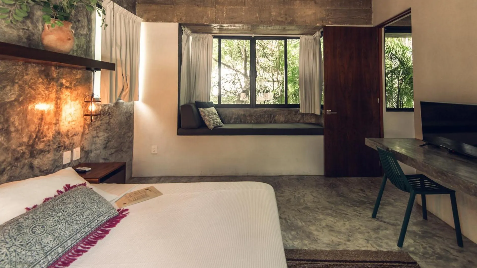 Nomad Humans Coliving Apartments 툴룸